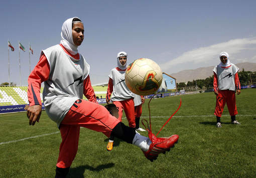 Voetbalhoofddoek: Ontwerpster ziet geen verschil met paardenstaart, maar Franse feministen wel! Moraal: Euroconservatieven steunt het feminisme tegen de islamisering!