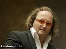 Ritueel slachten Chief rabbi Yona Metzger (=butcher) defames animal protector Dion Graus, but has never denounced ritual slaughtering cruel fixation practises.