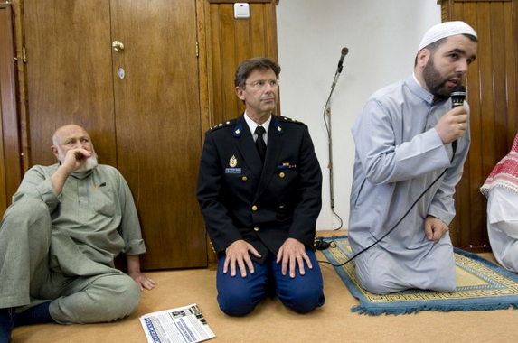 ex HOOFDCOMMISSARIS POLITIE AMSTERDAM WELTEN ONDERWERPT ZICH AAN DE ISLAM: De naieve nichten maar dansen op de botenparade, terwijl de politie zich baadt in de godsdienstige legitimatie van de messenstekers!