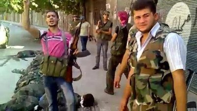 Syrische rebellen martelen er maar op los (+ video), waar blijft de EU verontwaardiging?