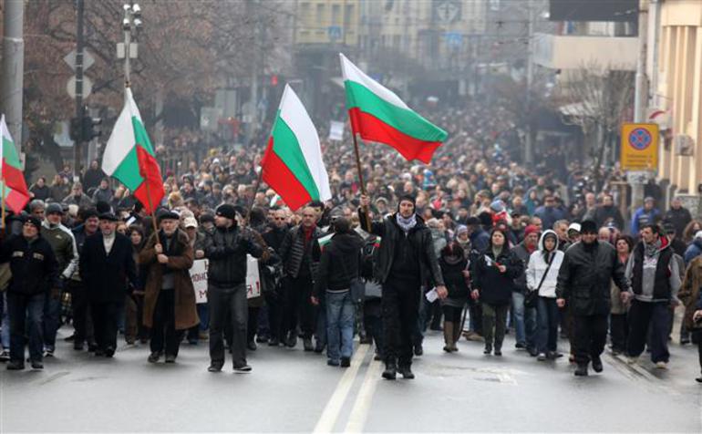 BULGARIANS step up attacks on mosque in Plovdiv