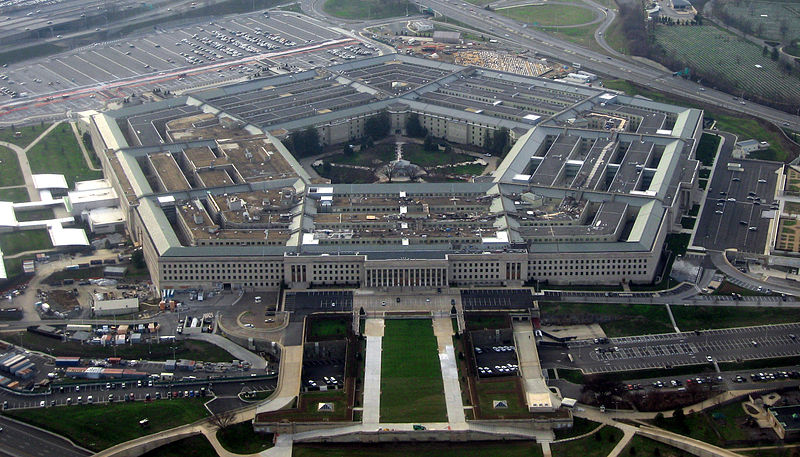 Washington duwt ons kernwapens voor het slagveld door de strot. Den Haag,’capital of international law and peace’ erin stemt toe.