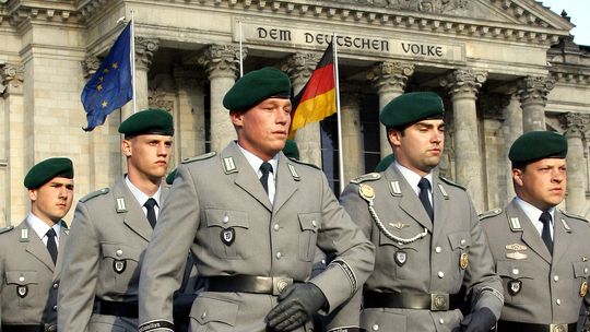 100 généraux et officiers otaniens condamnent la politique des USA vis-à-vis de la Russie.